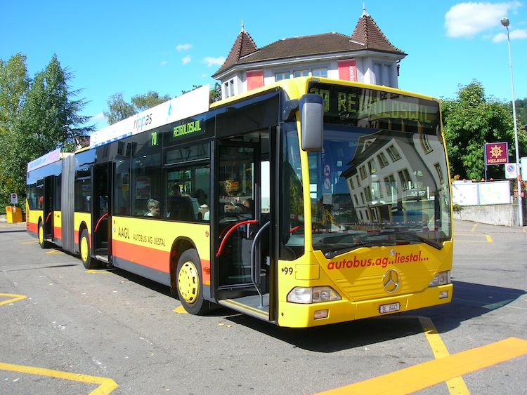 AAGL Mercedes Citaro G Nr. 99 (1999) am 29. August 2009 am Bahnhof in Liestal. Der Bus wurde 2010 durch einen Citaro Facelift G mit der neuen Nr. 99 ersetzt. 