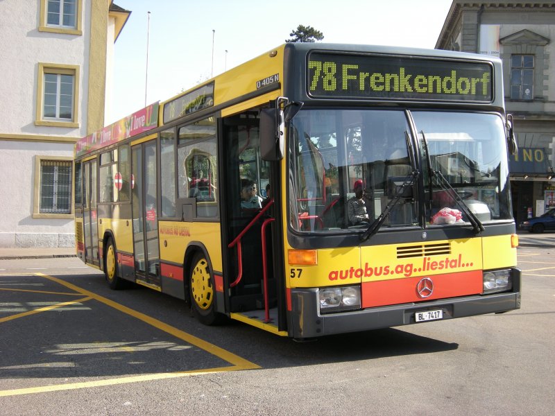 AAGL-Regiobus-Wagen 57, auf dem Weg nach Frenkendorf, am Bahnhof Liestal. (Aufnahme: 2008)