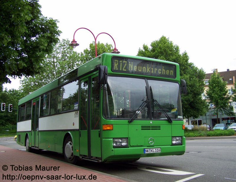 kteres Semester: dieser O 405 gehrt zum Fuhrpark des Omnibusbetriebes Klos aus Wiesbach. Whrend einer Pause konnte ich das Fahrzeug an der Haltestelle Lindenallee ablichten, beschildert als R12 nach Neunkirchen. Nach der Pause fuhr der Wagen als R12 nach St. Wendel im Auftrag der RSW. Er wurde gebraucht beschafft, die Herkunft ist mir jedoch nicht bekannt. Das Kennzeichen lautet NK-KL 116.
