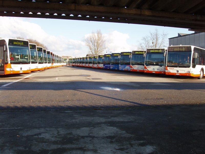 Alle 32 BSU Citaros auf einen Streich....
Links: Normal Busse Nr.82-66
Rechts: Gelenkbusse Nr.51-40 + Nr.32-30
am 07.12.08 in Zuchwil
