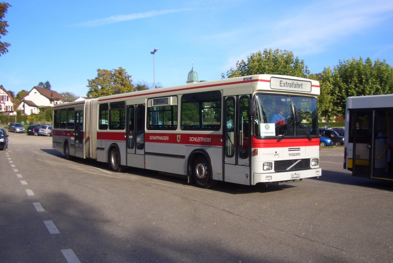 Als Ersatzverkehr fr die Schiffahrt zwischen Stein am Rhein und Diessenhofen (infolge Niedrigwasser) wurden Busse der Verkehrsbetriebe Schaffhausen eingesetzt, hier ein wohl lteres Modell von Volvo. (SH 12509) 03.10.2009.