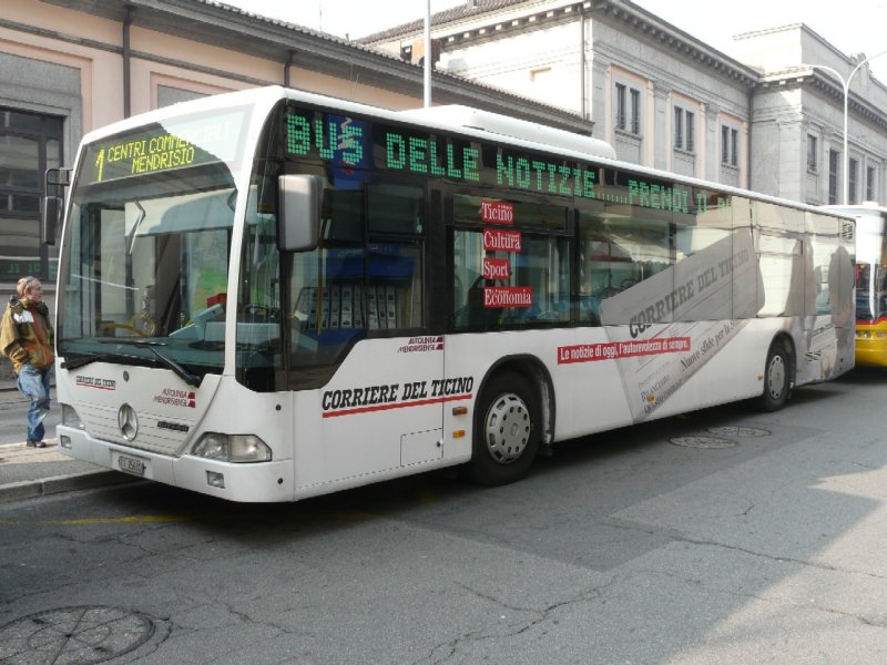 AM = Autolinea Mendrisiense - Mercedes Citaro Bus TI 25631 mit Werbung eingeteilt auf der Linie 1 bei der Haltestelle vor dem Bahnhof von Chiasso am 23.02.2008