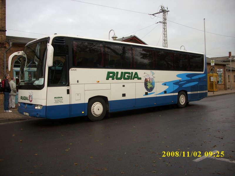 Am 02.11.2008 ist dieser Renault-Bus im Schienenersatzverkehr auf Rgen im Einsatz.Hier steht der Bus vor dem Bahnhof in Bergen/Rgen.