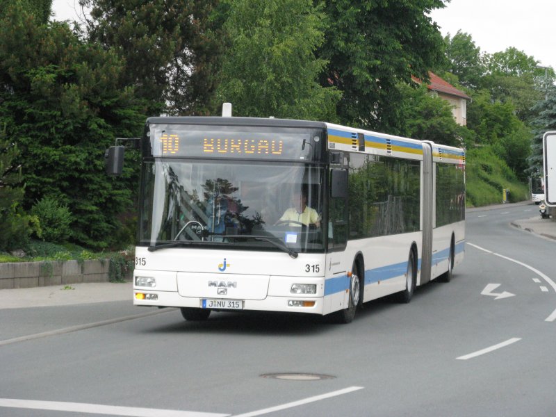 Am 03.06.09 fhrt MAN NG 263 315 auf Linie 10 nach Burgau auf den Beutenberg Campus zu.