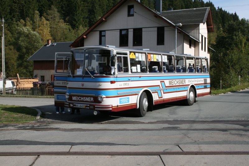 Am 03.und 04.10.09 fand das 3.WCd Schmalspurfestival auf der Museumsbahn Schnheide und dem Bahnhof Schnheide Sd statt.Als Pendelbus kam dieser Fleischer zum Einsatz.