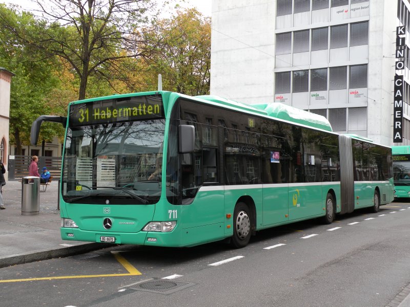 Am Claraplatz wartet Bus 711 auf seine Abfahrtszeit.Die Aufnahme entstand am 11.10.2009.