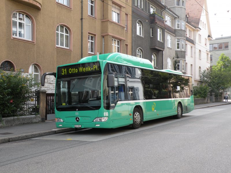 An der Haltestelle Rosengartenweg nimmt der neue Mercedes Citaro Mit der Betriebsnummer 810 weitere Fahrgste auf. Die Aufnahme stammt vom 22.09.2009.