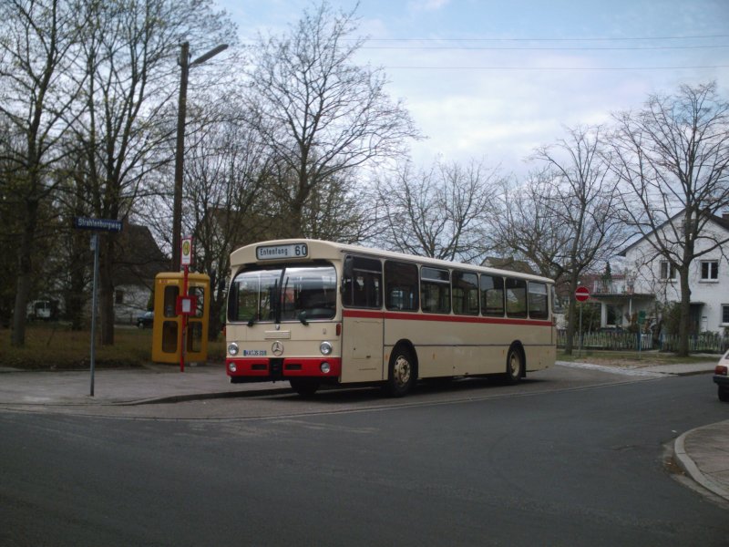 An der Haltestelle Staufenbergweg war der Bus KA-JS-318 im linienverkehr der linie 60 eingeteilt.