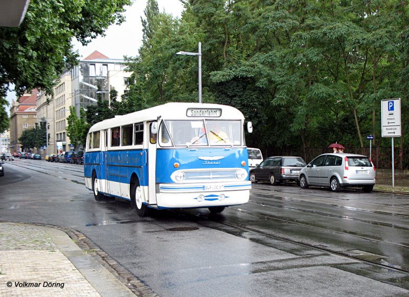 Anlässlich des Tages  Dresden mobil 800  war auch ein alter IKARUS-Bus aus Saalfeld angereist - Dresden, 20.08.2006
