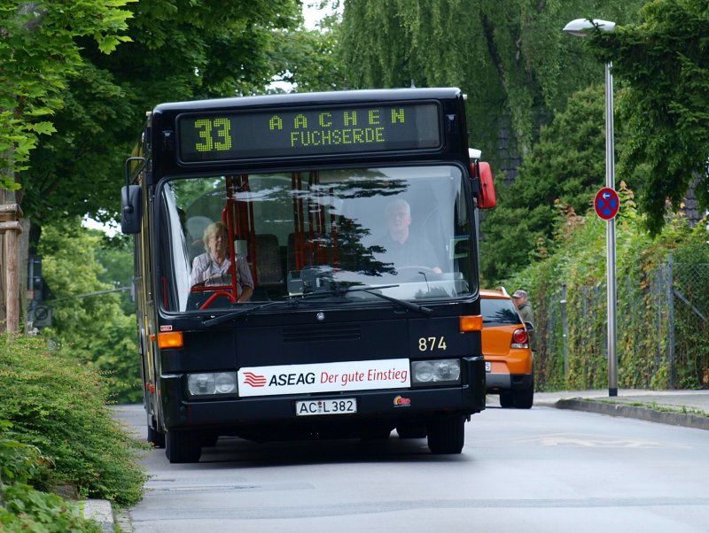 ASEAG-Linie 33 nach Fuchserde untwegs in der Ahornstrasse in Aachen. Links am Fahrzeug ein roter und rechts ein schwarzer Spiegel.