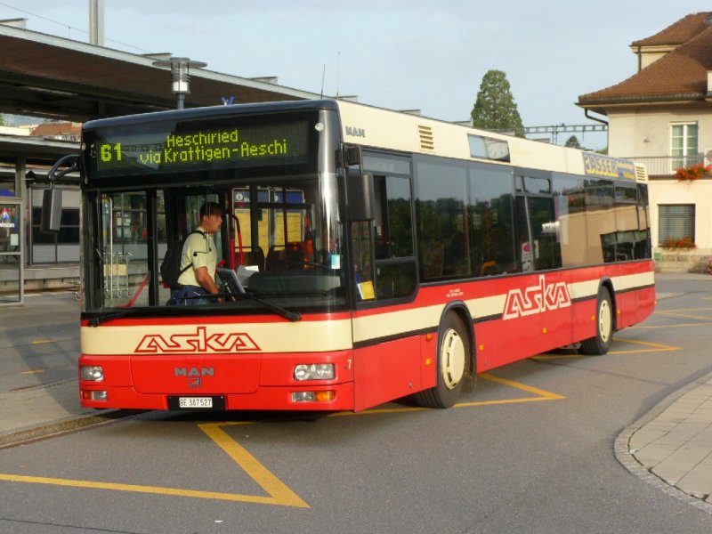 ASKA - MAN Bus Nr.7 BE 387527 bei den Haltestellen am Bahnhof Spiez am 11.09.2008
