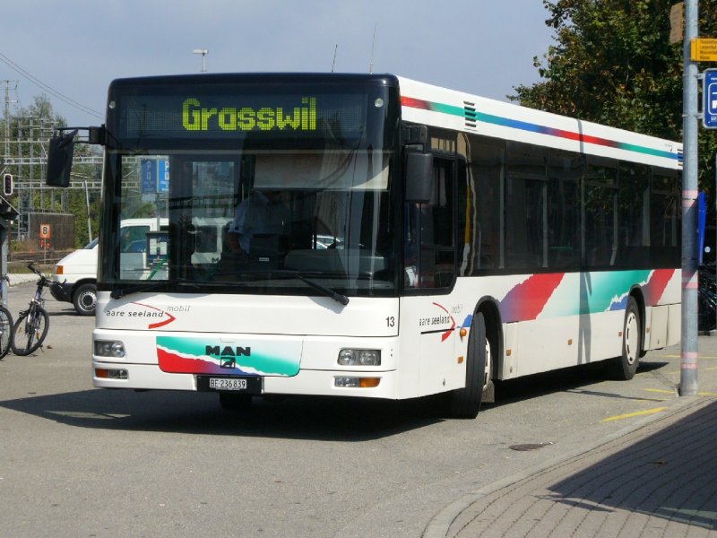 asm - MAN Regiobus Nr.13 BE 236839 bei der Bushaltestelle vor dem Bahnhof in Herzogenbuchsee am 07.09.2007