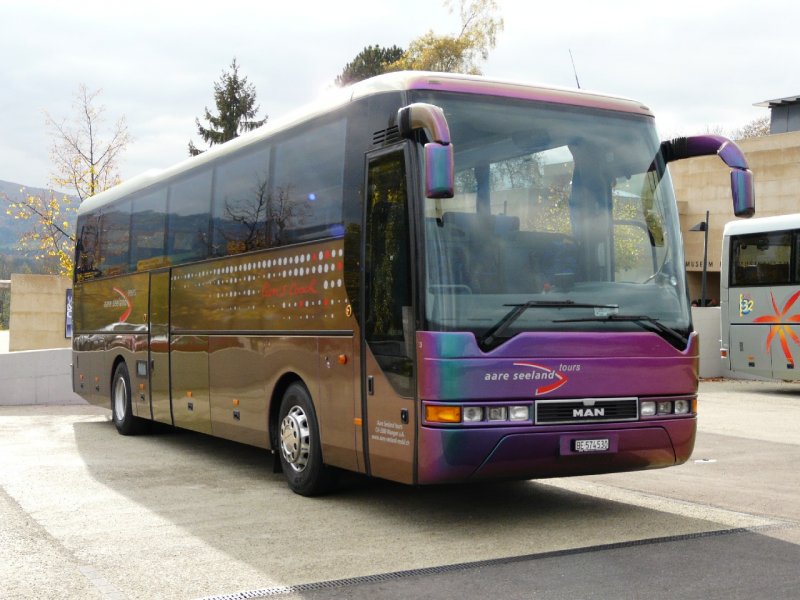 asm - MAN Reisebus Nr. 3  BE 574530 vor dem Musikautomaten Museum in Seewen mit einer Spezielen Lakierung je nach Sonneneinstralung wechselt die Aussenfarbe von Rot ins Grne .. Foto vom 19.10.2007