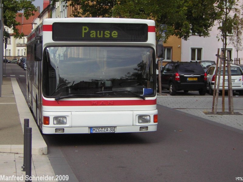 Auch dieses Foto wurde auf dem Saarbrcker Landwehrplatz gemacht. Dieser Bus gehrt der Firma Ruwertal-Reisen aus Merzig.