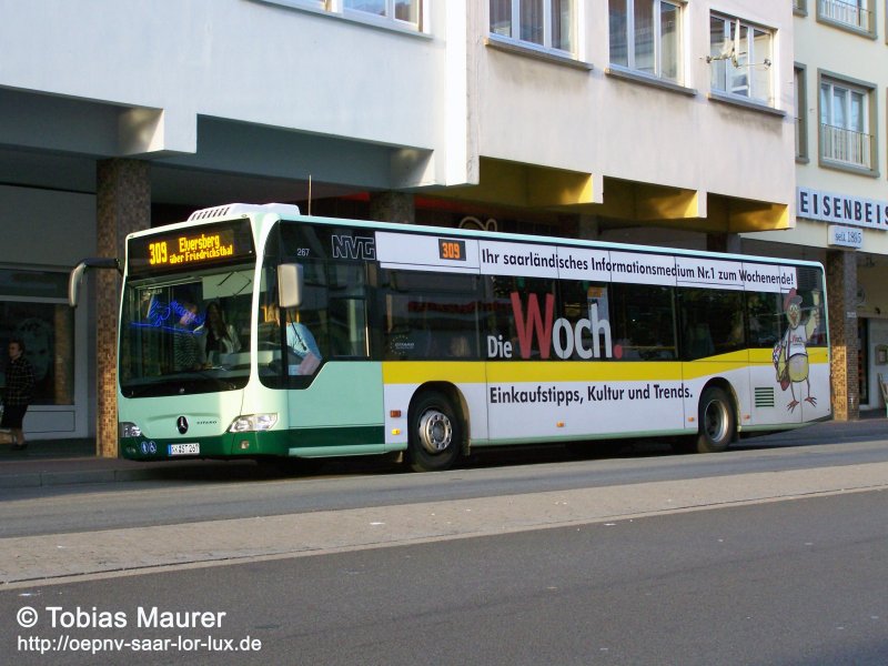 Auch er hat ein Vgelchen: Wagen 267, der 2.  Spatzenbus  mit Werbung fr den Wochenspiegel. Er steht am Stummdenkmal und bedient die Linie 309 nach Elversberg.