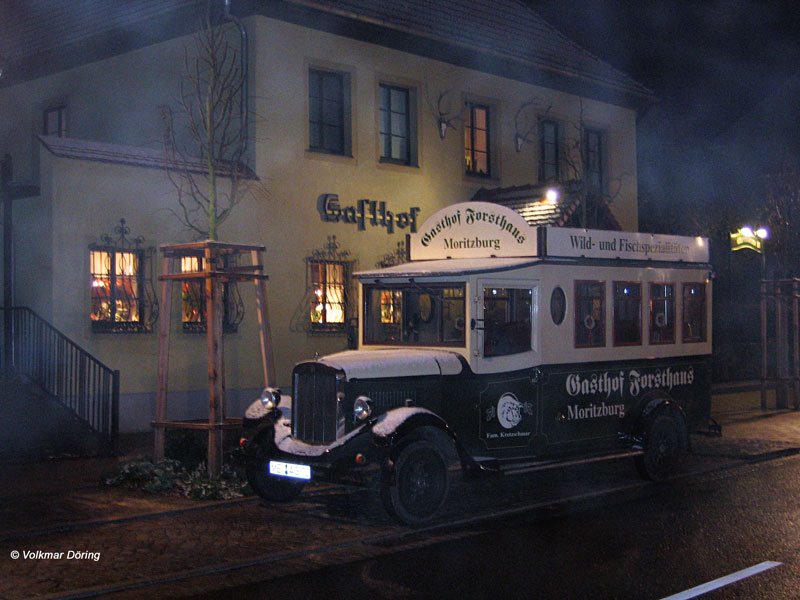 Auch Nachtschwrmer werden mit dem eigenen Oldtimerbus des Gasthof Forsthaus Moritzburg befrdert - 19.11.2005
