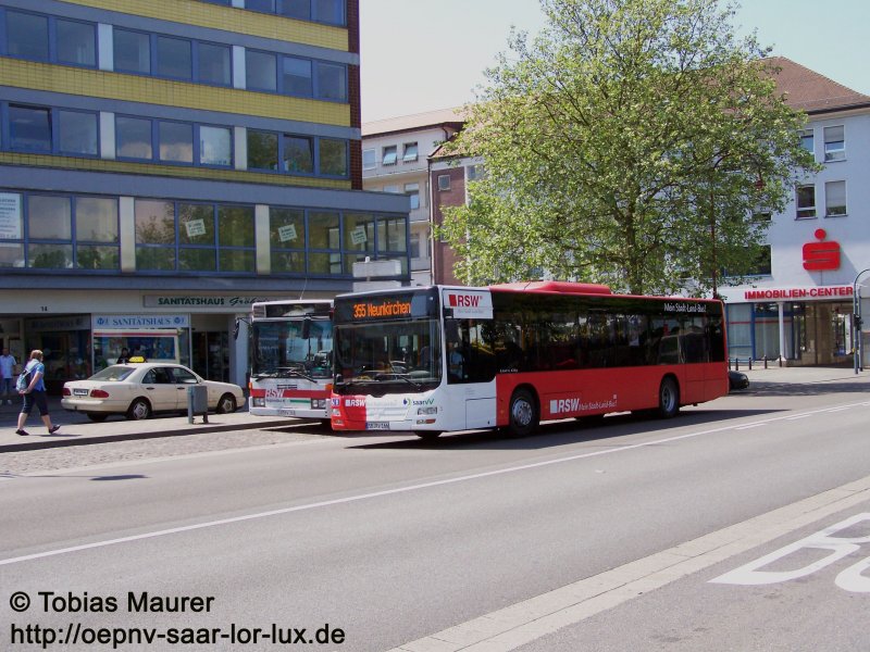 Auch der SB-RV 166, ein MAN Lion's City  mit 313 PS, glnzt im neuen SaarVV Regio-Design. Abgelichtet in der Lindenallee in Neunkirchen neben  Opa  der RSW. Einige der O 405 N werden nun nach und nach durch Neubeschaffungen abgelst. Der RV 166 hat noch viel vor sich, er stammt aus dem jahr 2006. Die Linie 355 fhrte den bus gerade aus Illingen nach Neunkirchen, von woaus er kurz drauf auf der R12 nach St. Wendel startet.