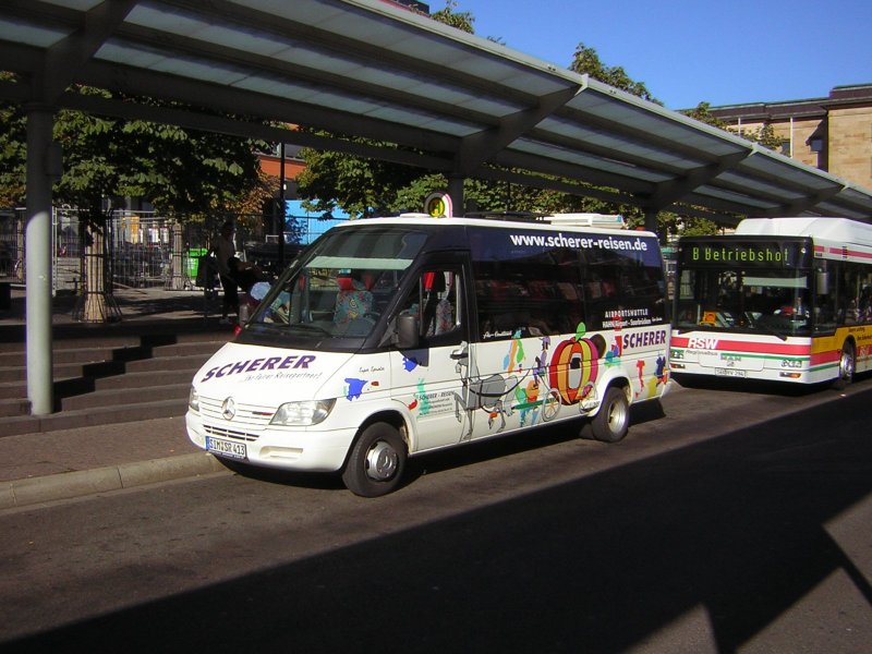 Auf diesem Foto ist ein Bus der Firma Scherer Reisen zu sehen, der mehrmals am Tag von Saarbrcken zum Flughafen Hahn fhrt.