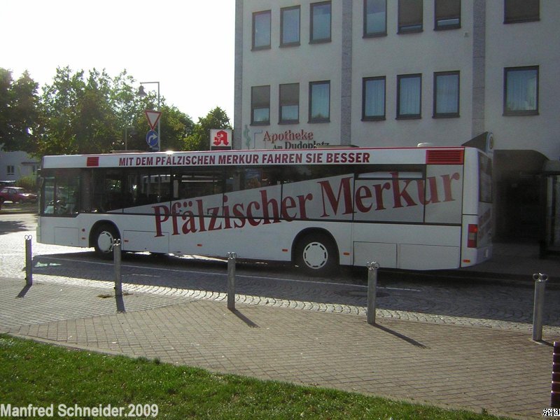 Auf diesem Foto ist ein Bus der Firma Phillippi, der die Linie 132 fhrt zu sehen. Dieses Foto wurde am Dudoplatz in Dudweiler aufgenommen.