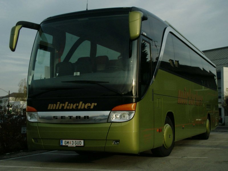 Auf einem Parkplatz vor einem Resch & Frisch - Geschft steht dieser Reisebus von Mirlacher abgestellt, gegenber auch ein kleiner Mercedes Medio von demselben Unternehmen. [07.11.06]