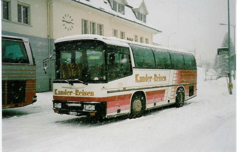 Aus dem Archiv: Kander-Reisen, Frutigen Nr. 5/BE 257'805 Neoplan am 28. Dezember 1999 Kandersteg, Bahnhof (Aufnahme aus dem Lawinenwinter 1999/2000)