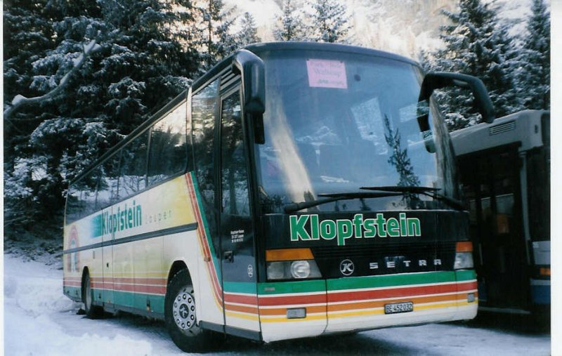 Aus dem Archiv: Klopfstein, Laupen Nr. 32/BE 452'032 Setra am 12. Januar 1999 Adelboden, Unter dem Birg (Einsatz am Ski-Weltcup von Adelboden)