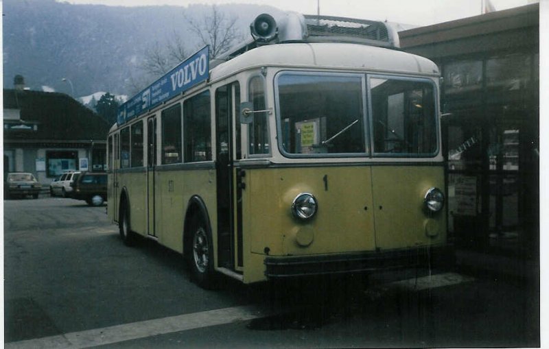 Aus dem Archiv: STI Thun Nr. 1 Berna/Gangloff Trolleybus am 17. Dezember 1997 Thun, Bahnhof (Einsatz zur Vernissage des Buches ber die elektrische Traktion am rechten Thunerseeufer)