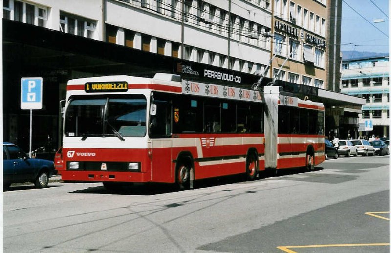 Aus dem Archiv: VB Biel Nr. 67 Volvo/R&J Gelenktrolleybus am 13. Mrz 1999 Biel, Bahnhof