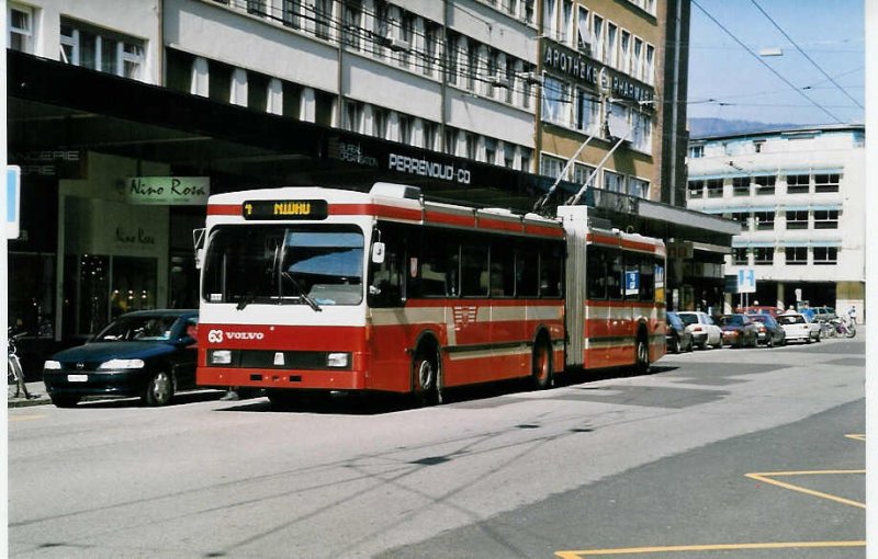 Aus dem Archiv: VB Biel Nr. 63 Volvo/R&J Gelenktrolleybus am 13. Mrz 1999 Biel, Bahnhof