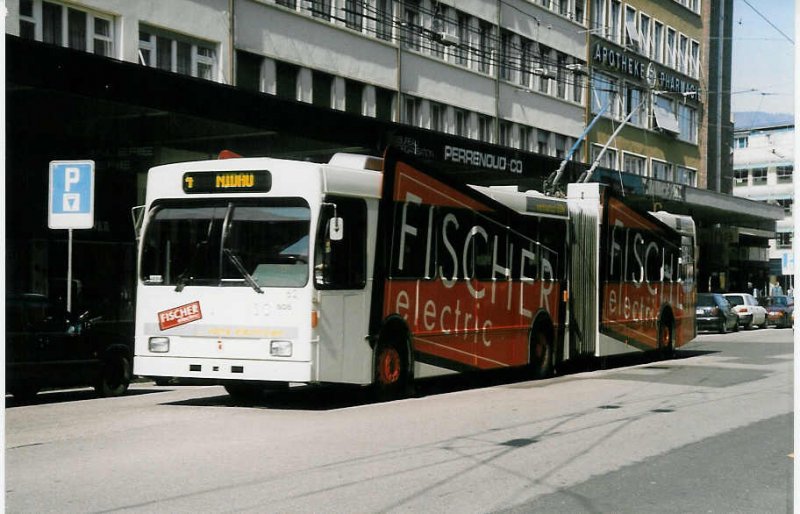 Aus dem Archiv: VB Biel Nr. 62 Volvo/R&J Gelenktrolleybus am 13. Mrz 1999 Biel, Bahnhof (mit Vollwerbung  FISCHER electric )