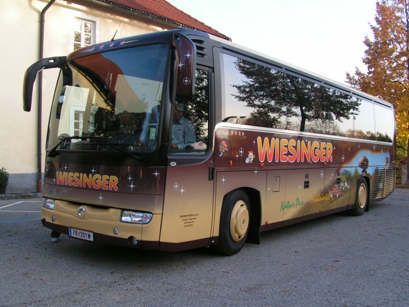 Ausflugsbus der Fa. Wiesinger-Reisen mit  Werbeaufdruck  (Natur Pur Mhlviertel mit dem Schwammerling) 2006-10-27