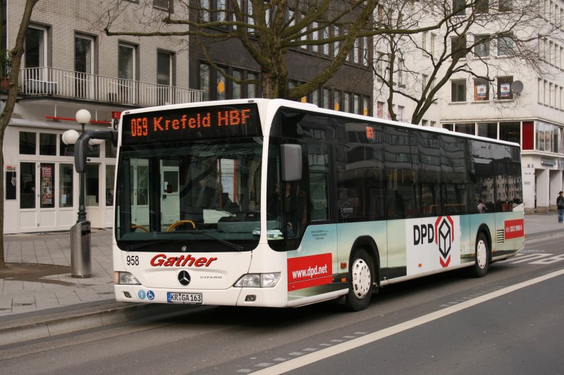 Auto Gather KR GA 163 in der Krefelder Innenstadt.
Der Wagen fhrt die Linie 069 Richtung Krefeld HBF.
Der Wagen trgt Werbung fr DPD.
Mrz 2009