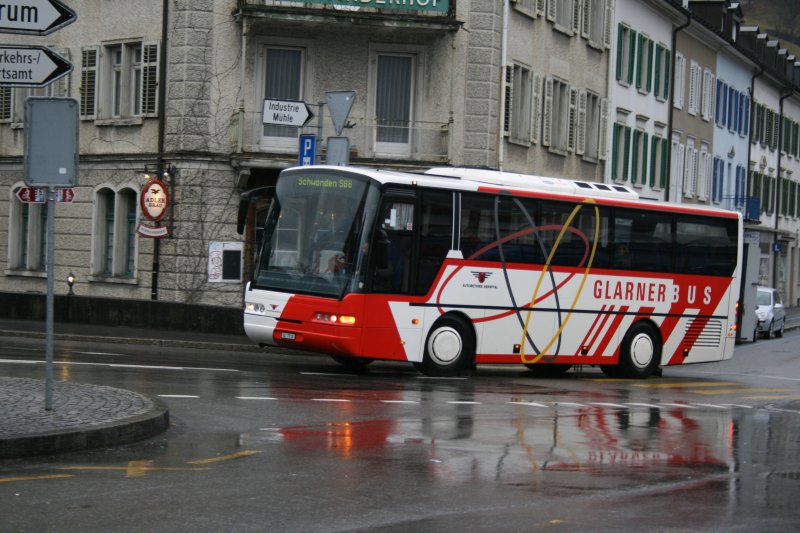 Autobetrieb Sernftal, Engi, Nr. 10 (Neoplan N312, 2004) am 26.2.2007 in Schwanden als  Sprinter-Bus  Linthal - Schwanden. Der Bus wurde extra fr die Anschlusskurse an den Glarner Sprinter gekauft. 