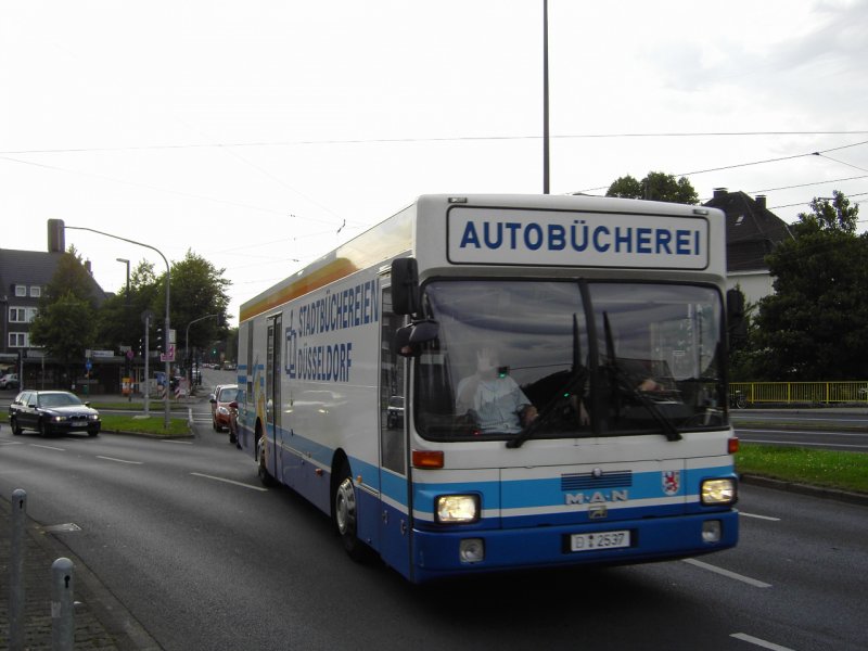 Autobücherei Düsseldorf. MAN SL 202 mit ZF-Schaltgetriebe.
Düsseldorf-Grafenberg, Staufenplatz.
20.08.2009, 17:50 Uhr.
Dieser Bus wurde Ende 2015 ausgemustert.