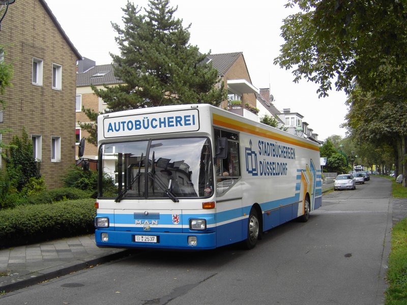 Autobücherei Düsseldorf. MAN SL 202 mit ZF-Schaltgetriebe.
Düsseldorf-Grafenberg, Hardtstraße.
20.08.2009, 18 Uhr.
Dieser Bus wurde Ende 2015 ausgemustert.