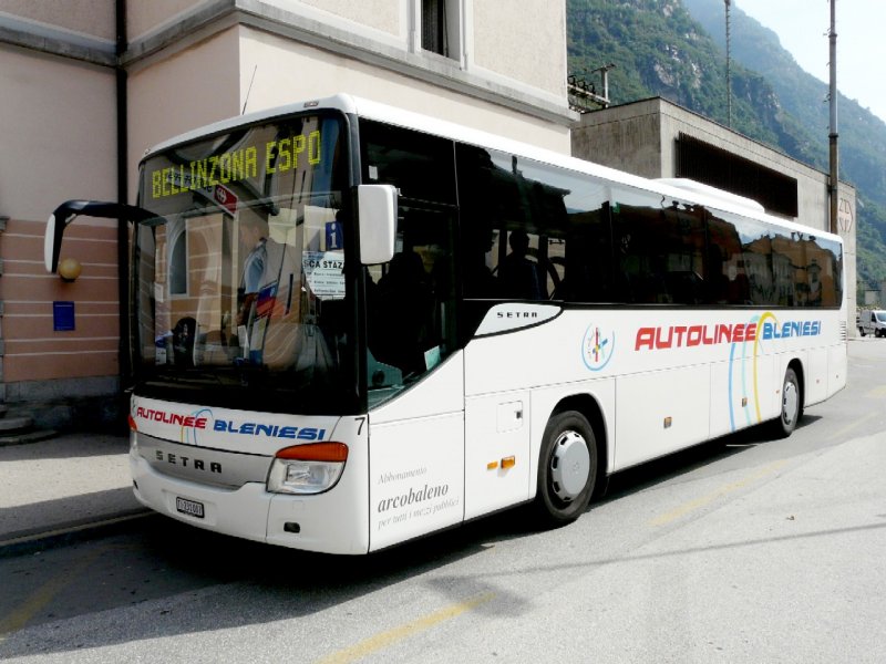 AUTOLINEE BLENIESI - Setra S 415 Ul  TI 231007 mit Werbung bei der Bushaltestelle vor dem Bahnhof Biasca am 18.09.2008 