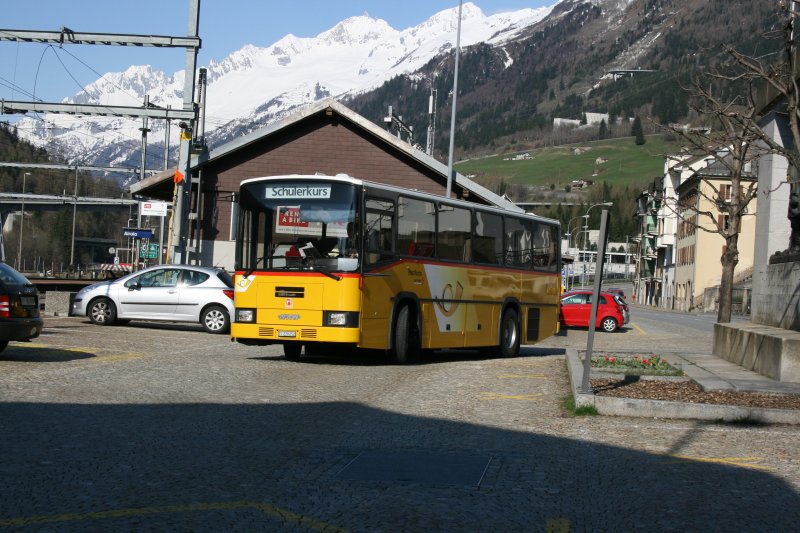 AutoPostale Ticino, TI 228'252 (NAW/R&J BH4-23, 1989, ex PU Klin Alpthal)am 22.4.2009 beim Bahnhof Airolo (Einsatz auf der Linie Airolo - Rodi - Dalpe).