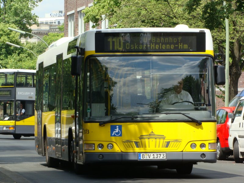 B-V 1373 ist am 07.06.2008 auf der Linie 110 von Berlin Zoologischer Garten zum U-Bahnhof Oskar-Helene-Heim unterwegs.