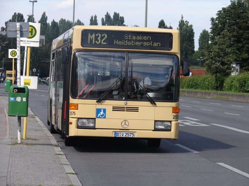 B-V 2575 auf M32 nach Staaken Heidebergplan. Hier am Bahnhof Rathaus Spandau