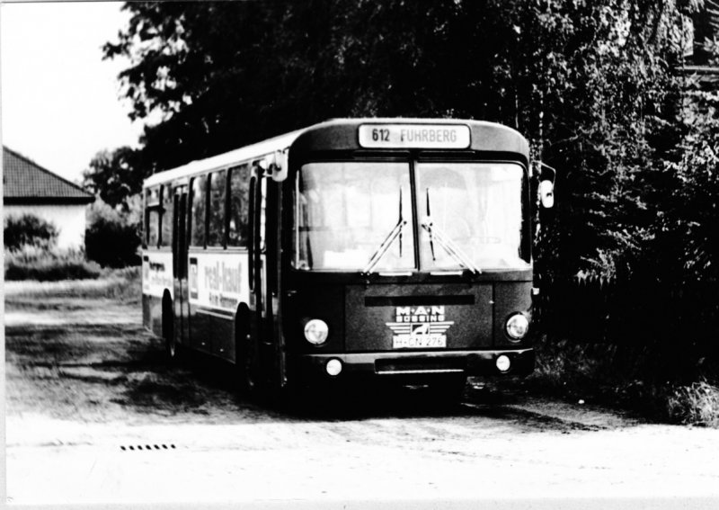 Bahnbus DB 21-662 KBW Hannover, hier schon mit dem RVH Kennzeichen H-CN 276 im Jahre 1975 oder 76. Wendeschleife Fuhrberg auf der GVH Linie 612. Es handelt sich um einen MAN Bssing StLB 210. Es drfte das einzige existierende Foto von diesem Bus sein.
