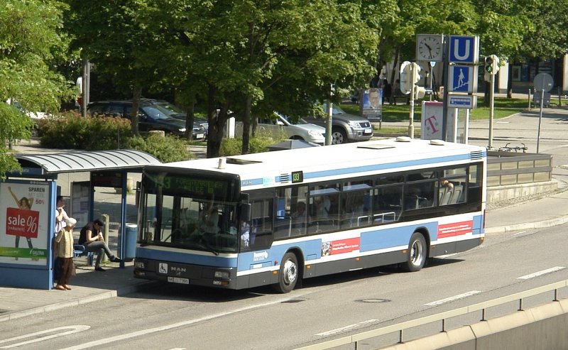 Baumann Mnchen M JJ 7396  mit der Linie 133 am Heimeranplatz.