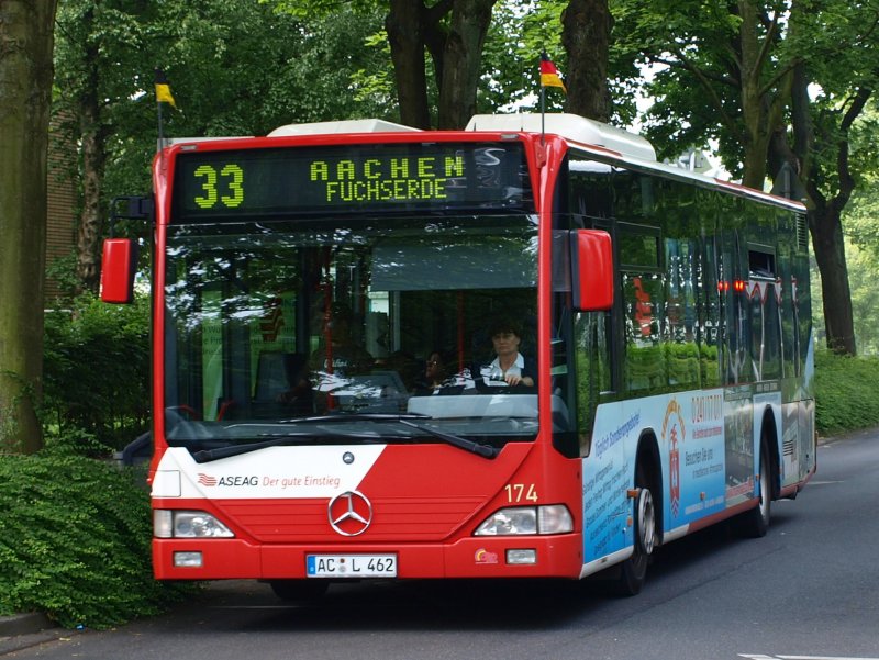 Beim Aachener Reittunier (Chio) werden die Busse der ASEAG mit Fhnchen geschmckt, hier die Linie 33 nach Fuchserde in der Ahornstrasse.