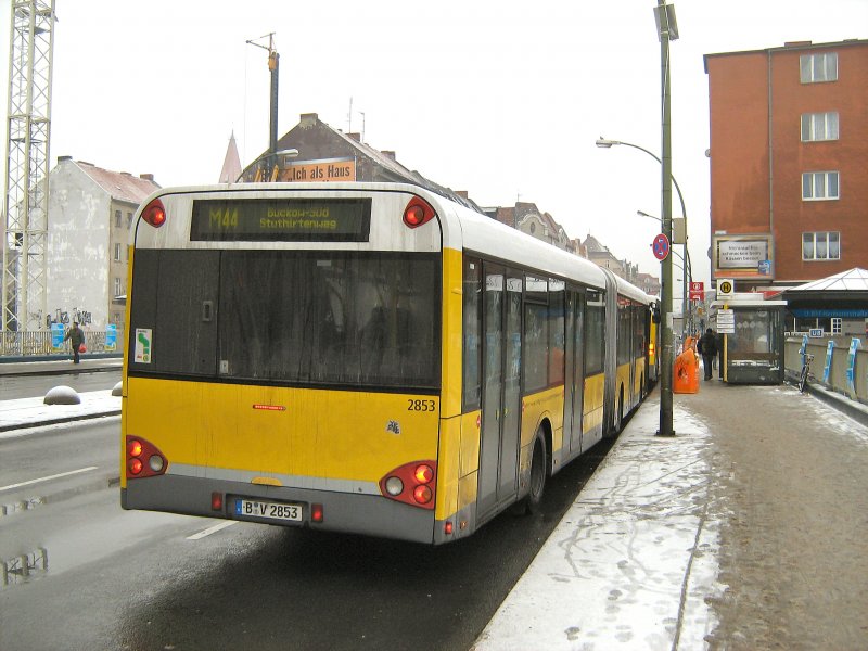 Berliner Stadtbusverkehr bei Wintermatsch, hier an der Hst. Hermannstrasse am 6.1.2008