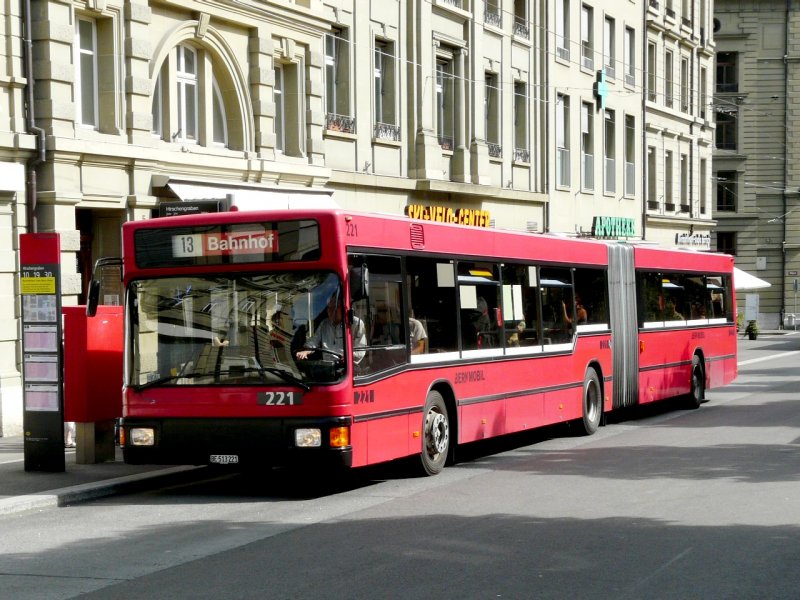 Bern mobil - MAN Gelenkbus Nr.221 BE 513221 eingeteilt auf der Linie 13 unterwegs in der Stadt Bern am 05.07.2008