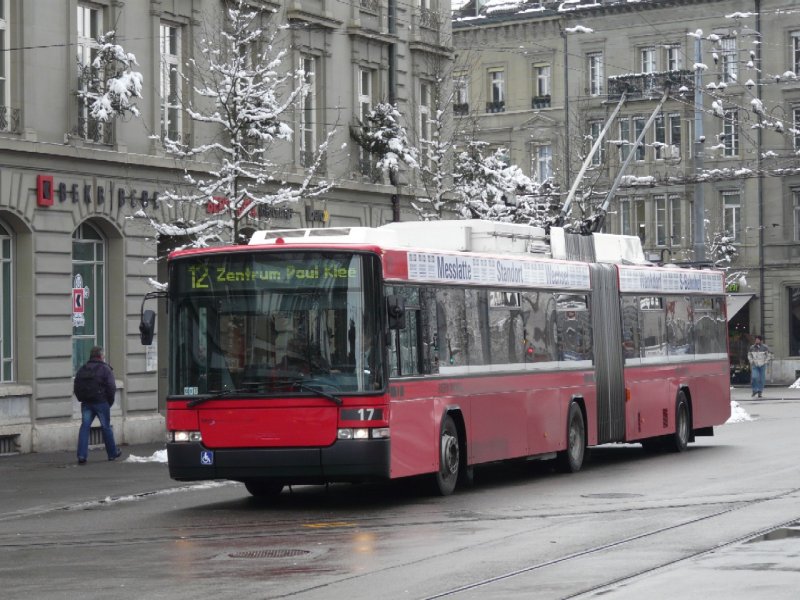 Bern Mobil - NAW Trolleybus Nr.17 unterwegs auf der Linie 12 in Bern am 12.12.2008