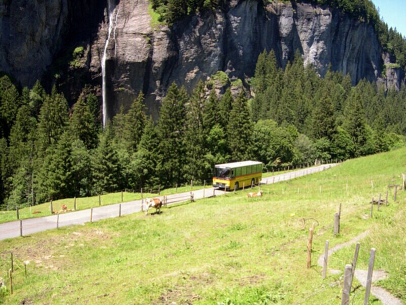 Berner Oberland 2007 - In der Nhe der Reichenbachflle fhrt am 13.07.2007 4ein Meiringer Postauto bergwrts in Richtung Rosenlaui.
