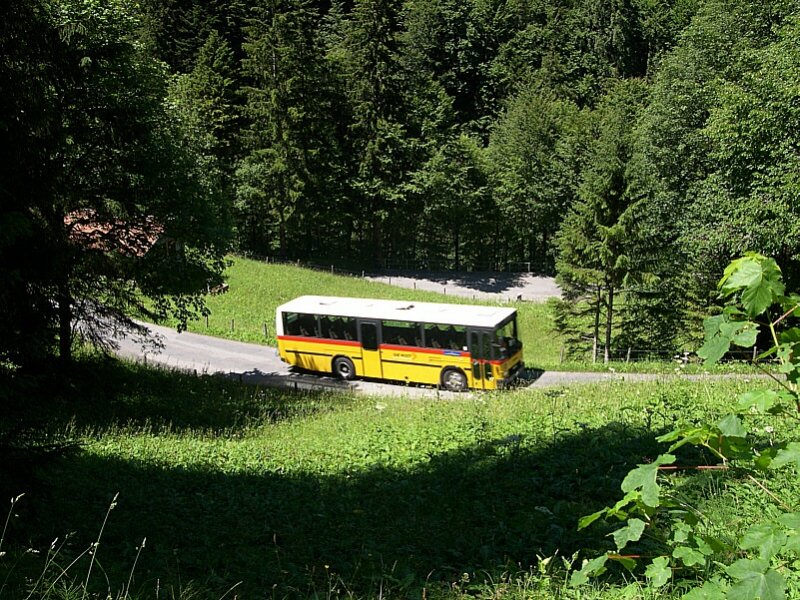 Berner Oberland 2007 - Postauto aus Meiringen auf der touristischen Postautolinie Meiringen - Rosenlaui - Schwarzwaldalp (-Groe Scheidegg - Grindelwald), am 13.07.2007 bei Rosenlaui