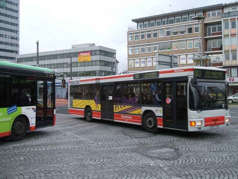 Bogestra MAN , Linie 353 nach Weitmar , Werbetrger von
 Variete et cetera  erreicht Bochum Bbf/Hbf.(06.12.2007)