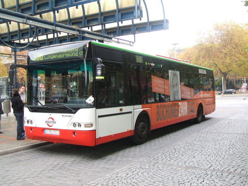 Bogestra Neoplan ,als Linie 336, nach Dortmund Ltgendortmund,
als Werbetrger fr  Bochumer Zahn Etage (01.11.2007)