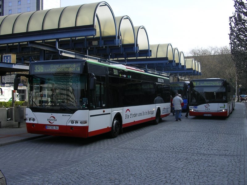 Bogestra Neoplan mit Werbung Citibank als Linie 336 von Bochum Hbf., nach Dortmund-Ltgendortmund,der Solaris U18 nach Hattingen
Ein/Ausstieg in der 2.Reihe.(19.04.2008)